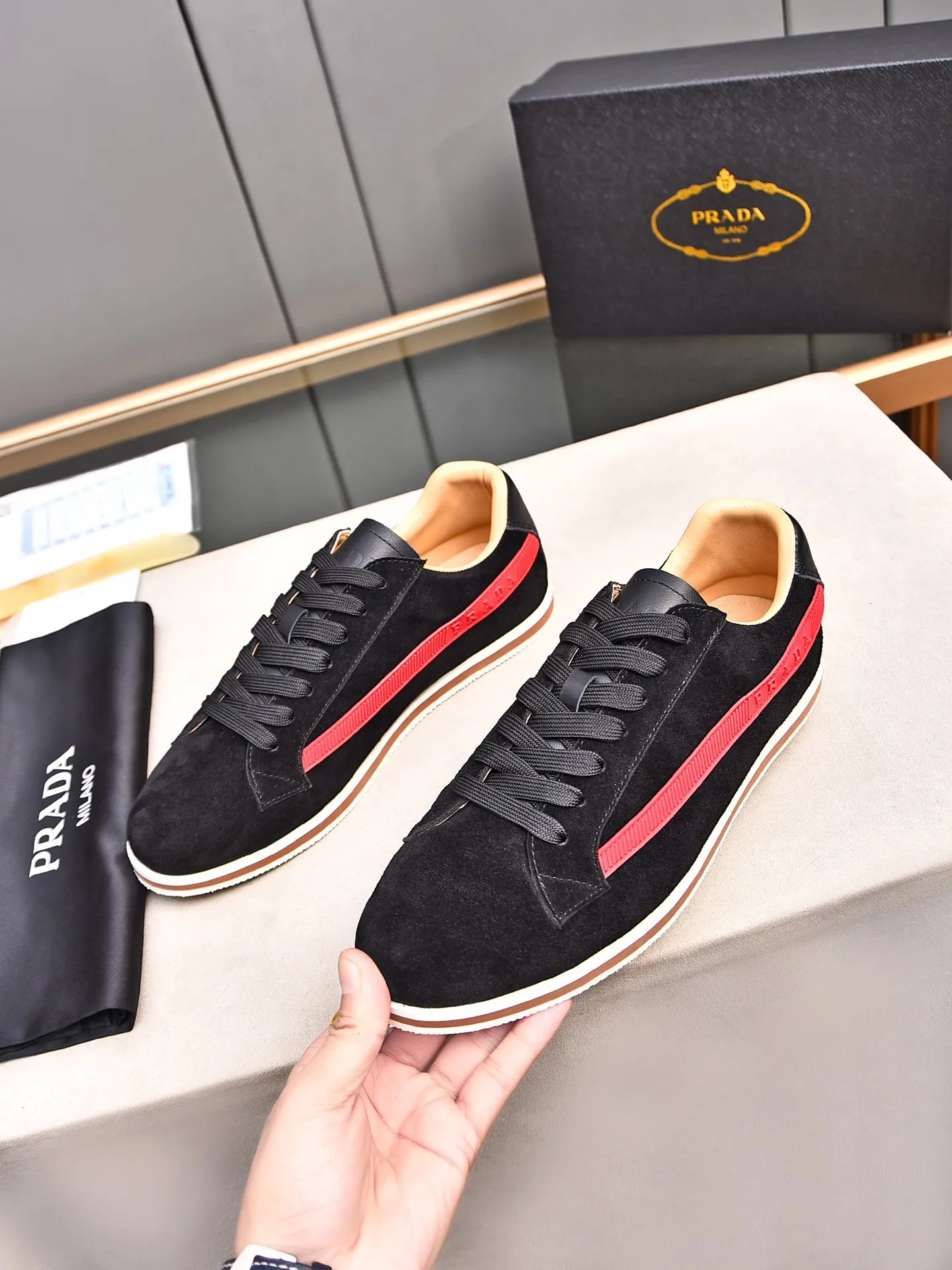 Men's shoes 💰440 Prada/Prada's new men's thin-soled casual shoes, fashionable and elegant style. Made of first-layer frosted cowhide. The lining is soft, comfortable and breathable. The shoe body is marked with letter LOGO. The details are carefully crafted. Lightweight foam sole, fashionable and versatile! Size: 38-44 (45 customized)